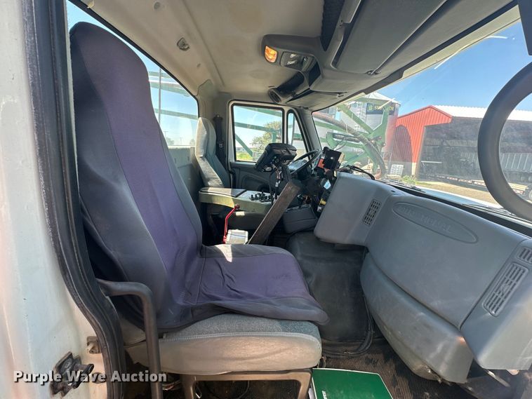 image for item DG4472 2006 International 7600 applicator truck