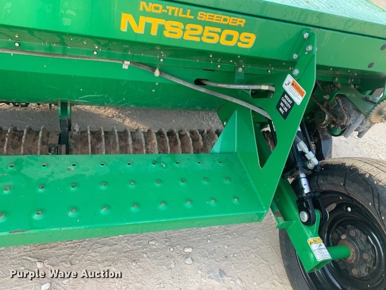 image for item DM1753 2017 Great Plains NTS2509 no-till seeder