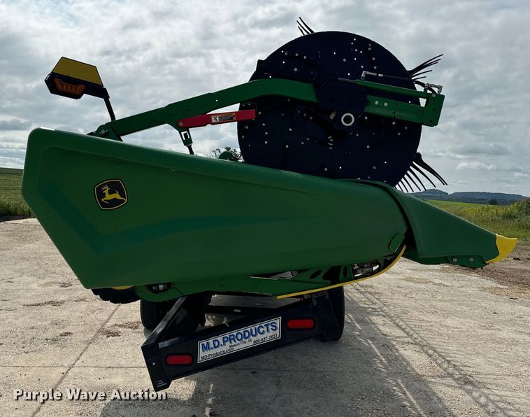 image for item DQ6718 2021 John Deere HD40R hinged draper head