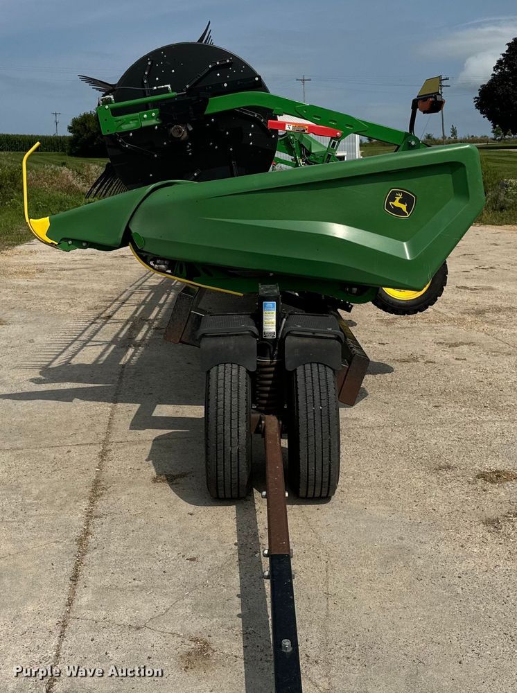 image for item DQ6718 2021 John Deere HD40R hinged draper head