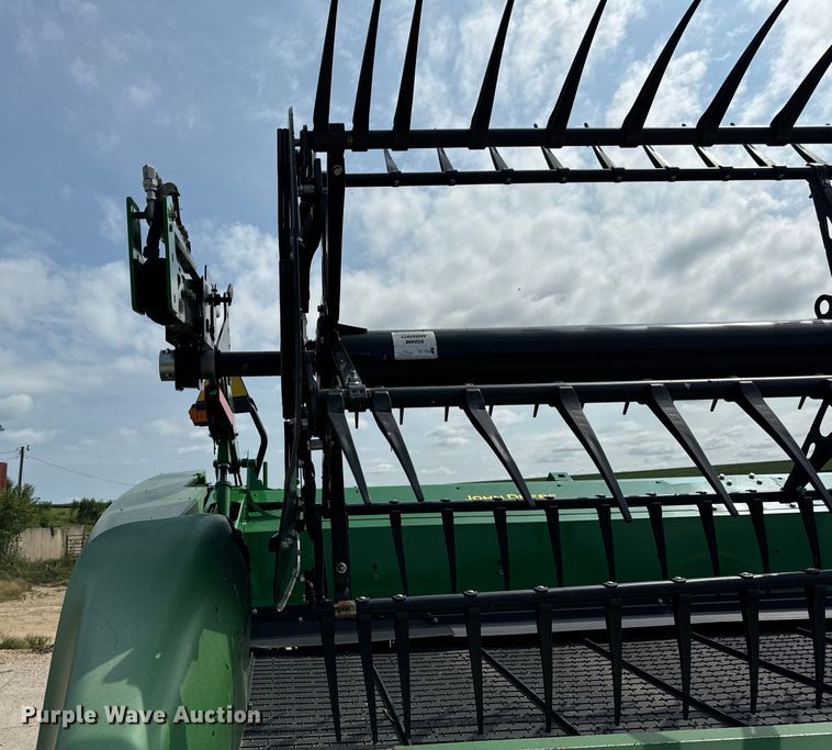 image for item DQ6718 2021 John Deere HD40R hinged draper head