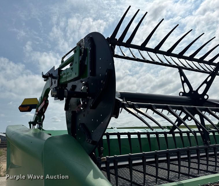 image for item DQ6718 2021 John Deere HD40R hinged draper head