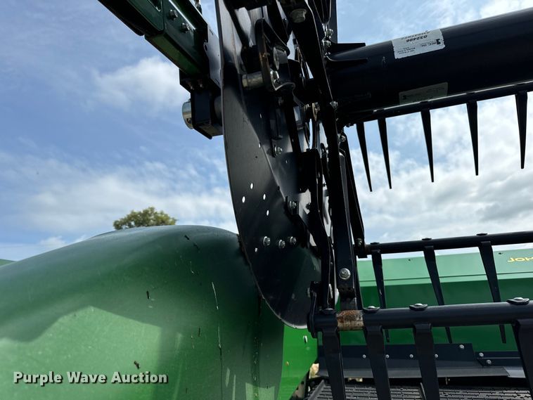 image for item DQ6718 2021 John Deere HD40R hinged draper head
