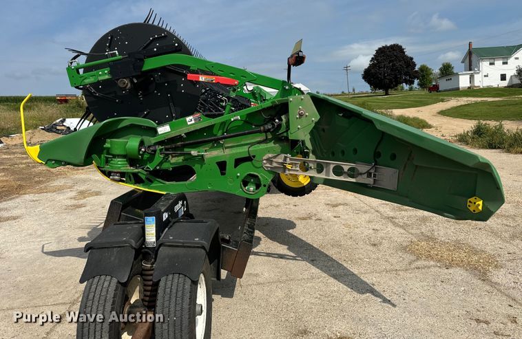 image for item DQ6718 2021 John Deere HD40R hinged draper head