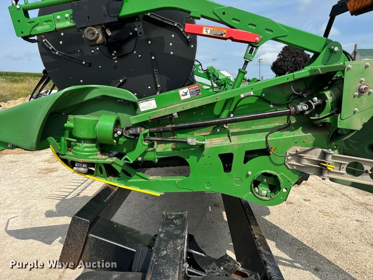 image for item DQ6718 2021 John Deere HD40R hinged draper head