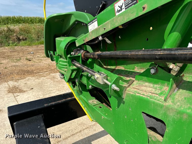 image for item DQ6718 2021 John Deere HD40R hinged draper head