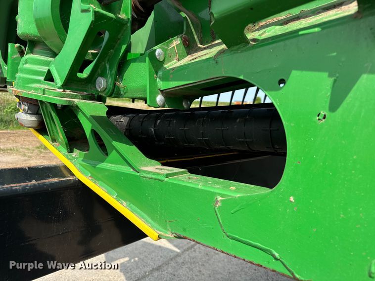 image for item DQ6718 2021 John Deere HD40R hinged draper head