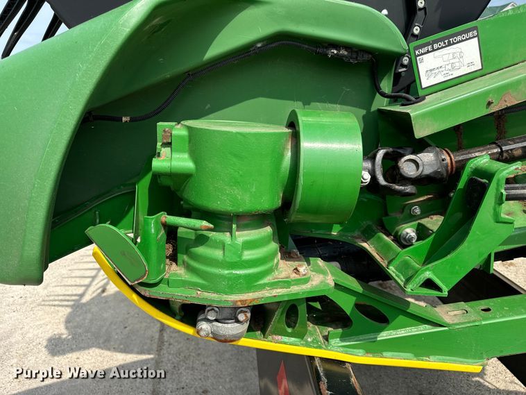 image for item DQ6718 2021 John Deere HD40R hinged draper head