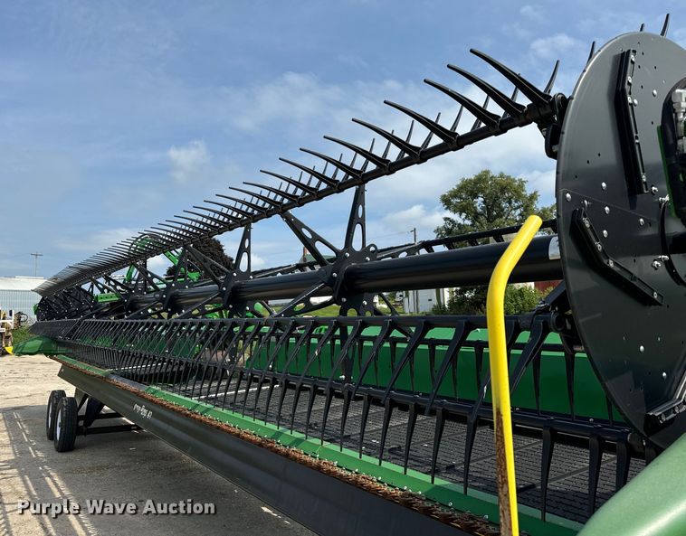 image for item DQ6718 2021 John Deere HD40R hinged draper head