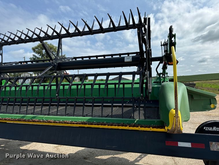 image for item DQ6718 2021 John Deere HD40R hinged draper head