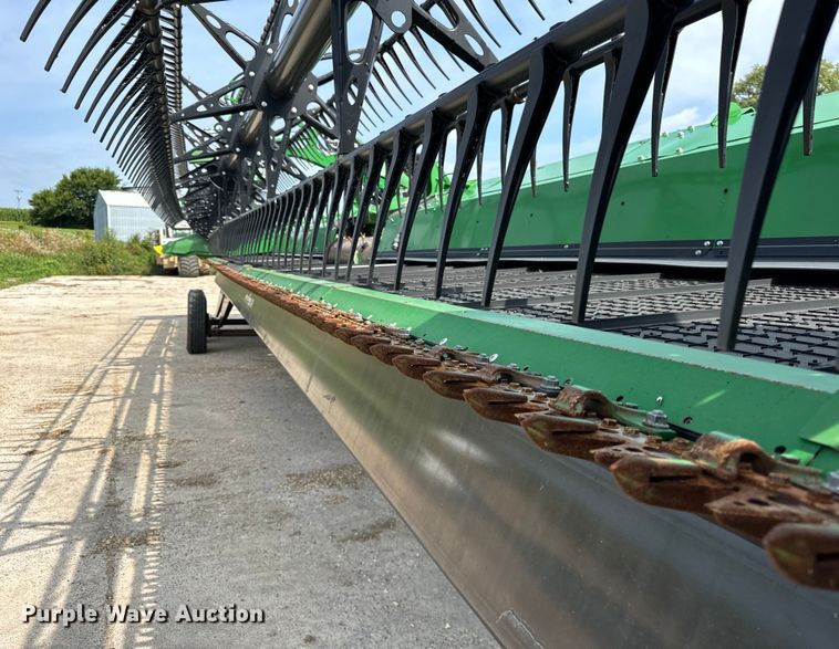 image for item DQ6718 2021 John Deere HD40R hinged draper head