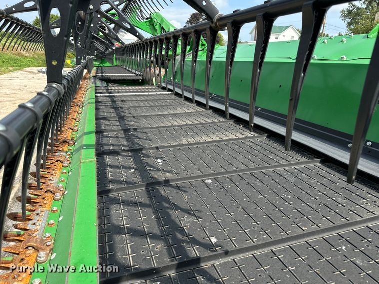 image for item DQ6718 2021 John Deere HD40R hinged draper head