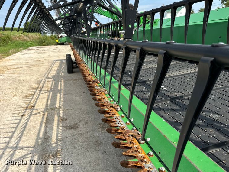 image for item DQ6718 2021 John Deere HD40R hinged draper head