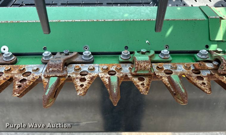 image for item DQ6718 2021 John Deere HD40R hinged draper head