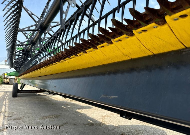 image for item DQ6718 2021 John Deere HD40R hinged draper head