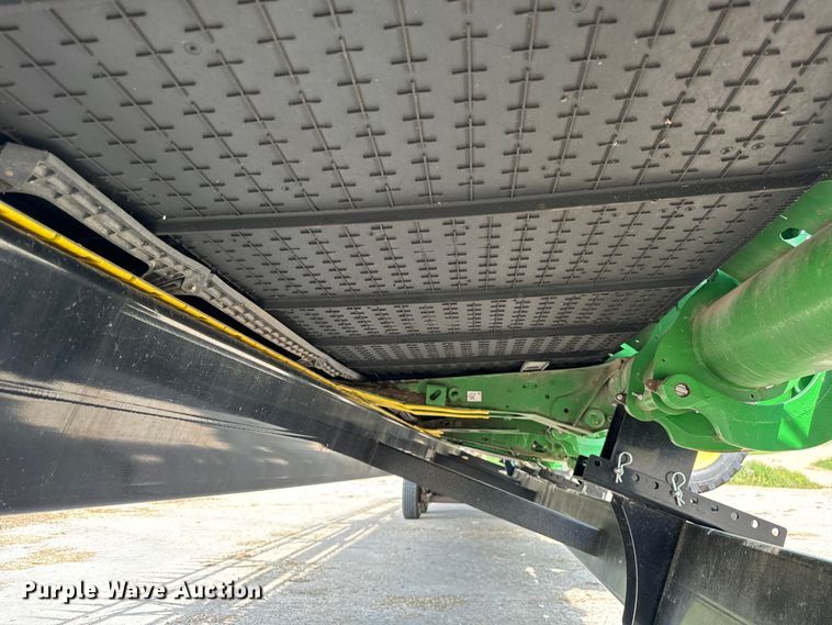 image for item DQ6718 2021 John Deere HD40R hinged draper head