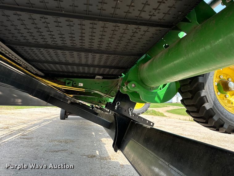 image for item DQ6718 2021 John Deere HD40R hinged draper head