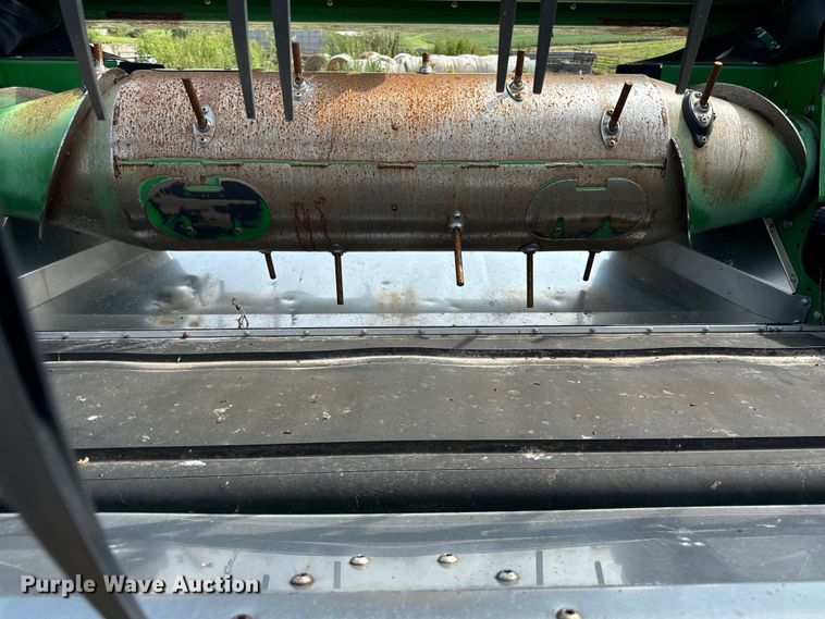 image for item DQ6718 2021 John Deere HD40R hinged draper head