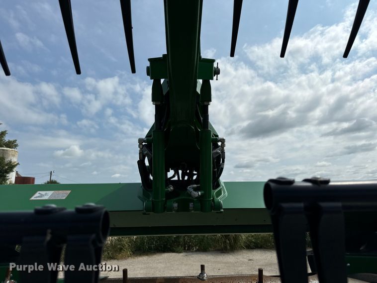 image for item DQ6718 2021 John Deere HD40R hinged draper head