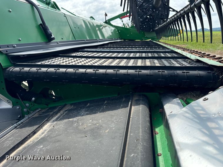 image for item DQ6718 2021 John Deere HD40R hinged draper head