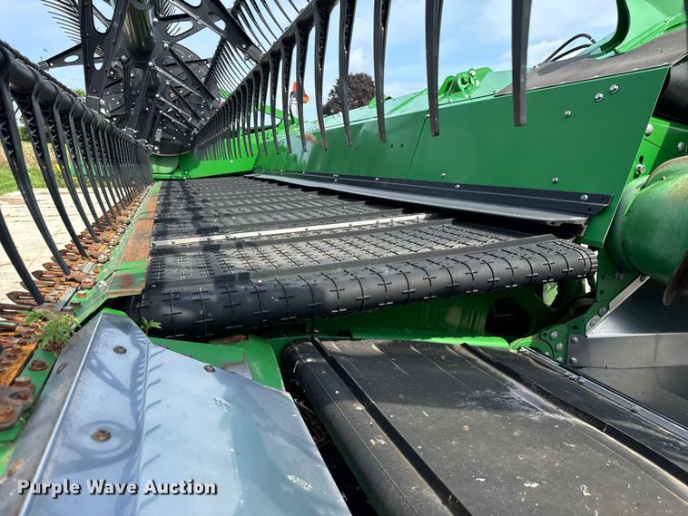 image for item DQ6718 2021 John Deere HD40R hinged draper head