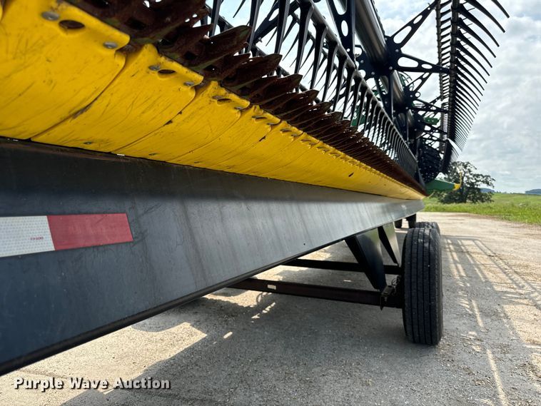 image for item DQ6718 2021 John Deere HD40R hinged draper head