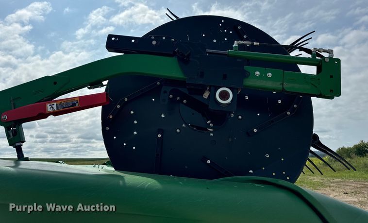 image for item DQ6718 2021 John Deere HD40R hinged draper head