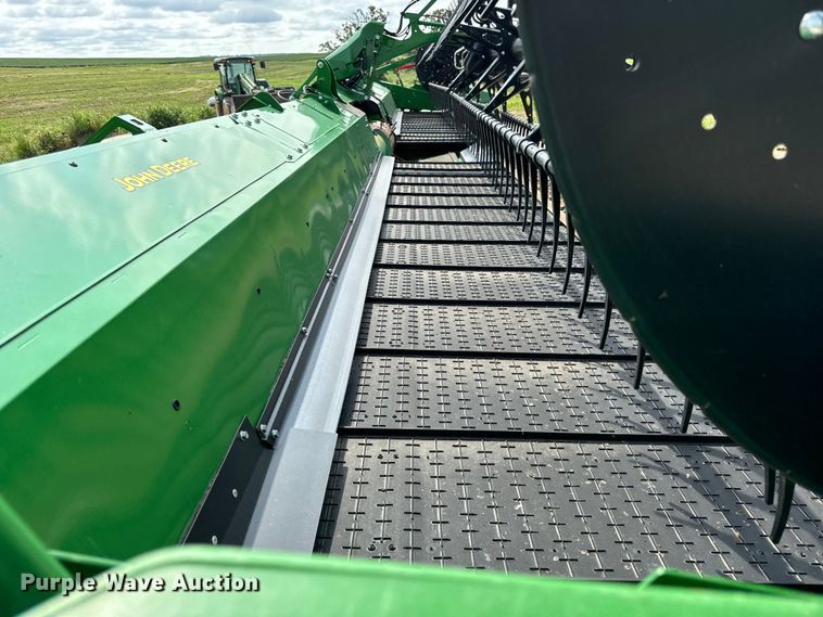 image for item DQ6718 2021 John Deere HD40R hinged draper head