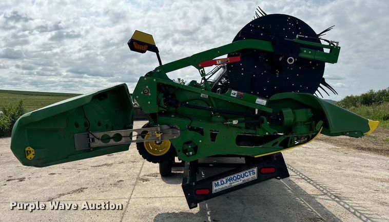 image for item DQ6718 2021 John Deere HD40R hinged draper head