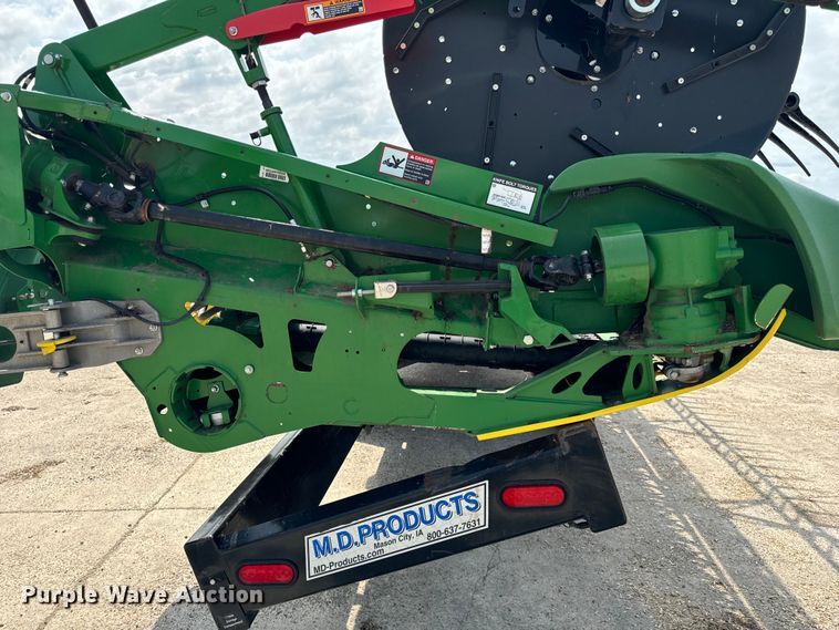 image for item DQ6718 2021 John Deere HD40R hinged draper head