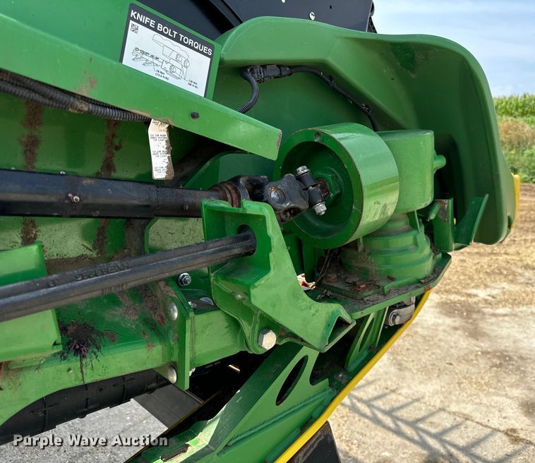 image for item DQ6718 2021 John Deere HD40R hinged draper head