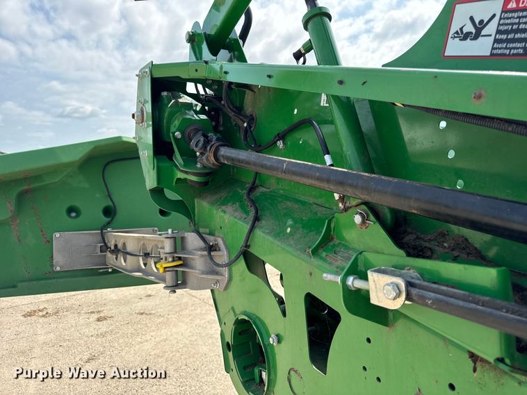 image for item DQ6718 2021 John Deere HD40R hinged draper head