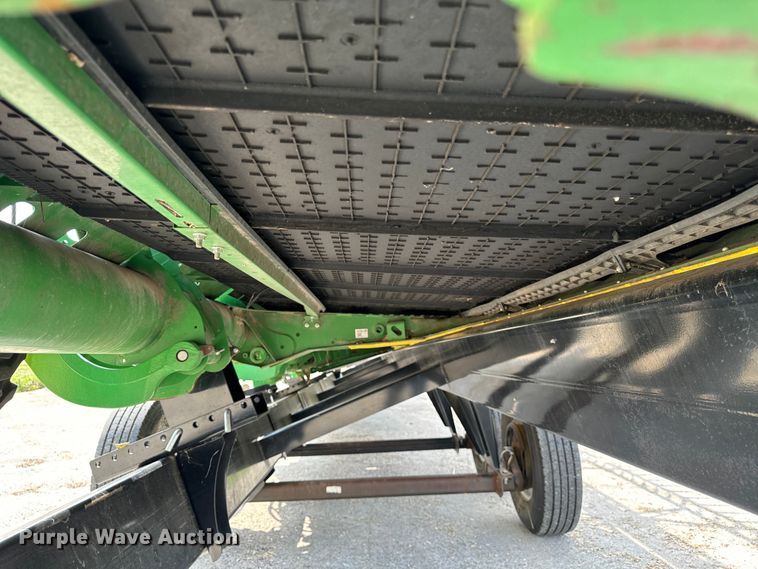 image for item DQ6718 2021 John Deere HD40R hinged draper head