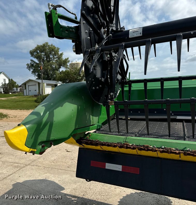 image for item DQ6718 2021 John Deere HD40R hinged draper head