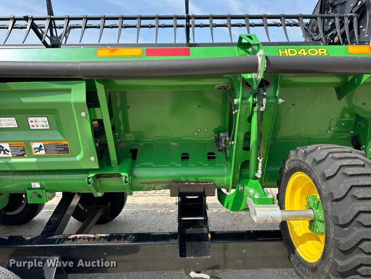 image for item DQ6718 2021 John Deere HD40R hinged draper head