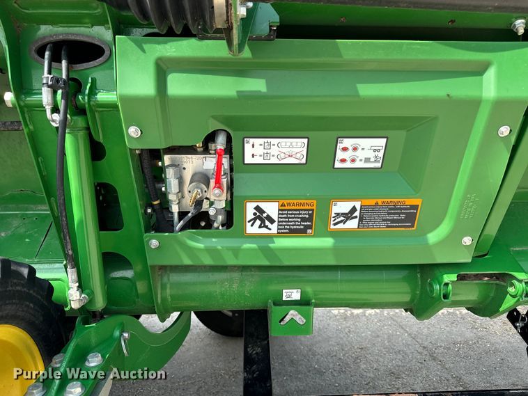 image for item DQ6718 2021 John Deere HD40R hinged draper head