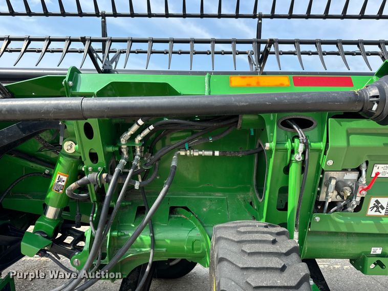 image for item DQ6718 2021 John Deere HD40R hinged draper head