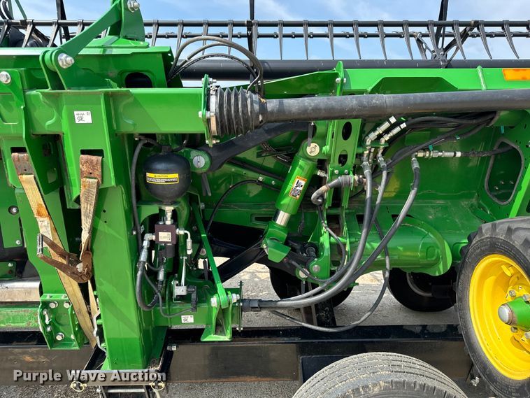 image for item DQ6718 2021 John Deere HD40R hinged draper head