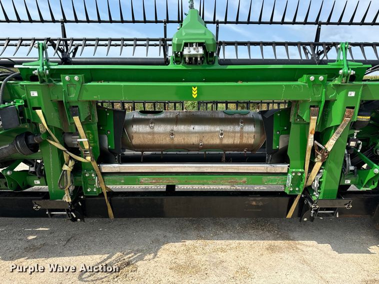 image for item DQ6718 2021 John Deere HD40R hinged draper head