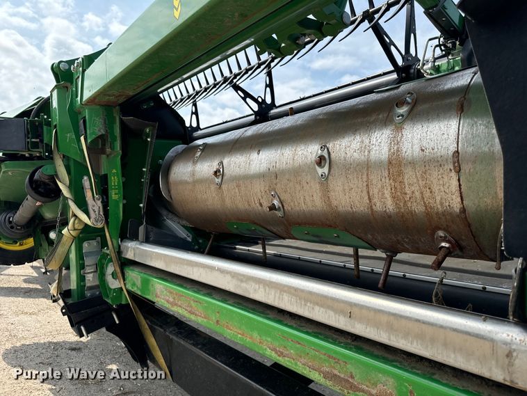 image for item DQ6718 2021 John Deere HD40R hinged draper head