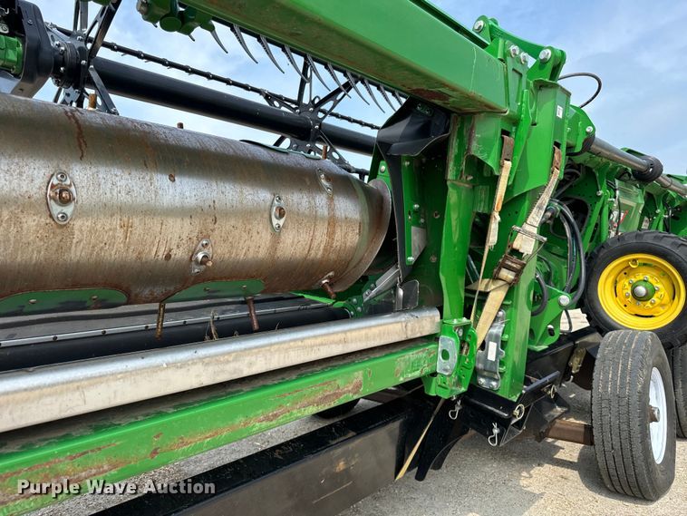 image for item DQ6718 2021 John Deere HD40R hinged draper head