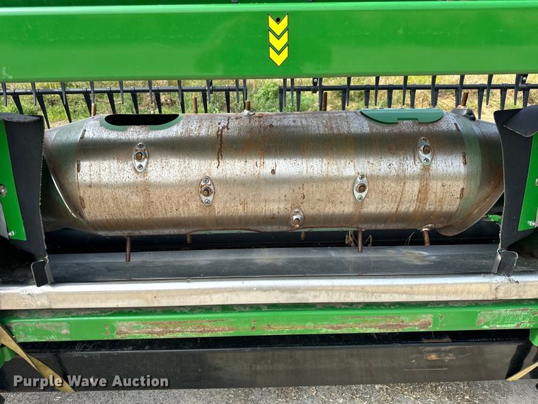 image for item DQ6718 2021 John Deere HD40R hinged draper head