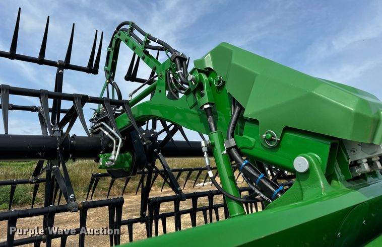 image for item DQ6718 2021 John Deere HD40R hinged draper head