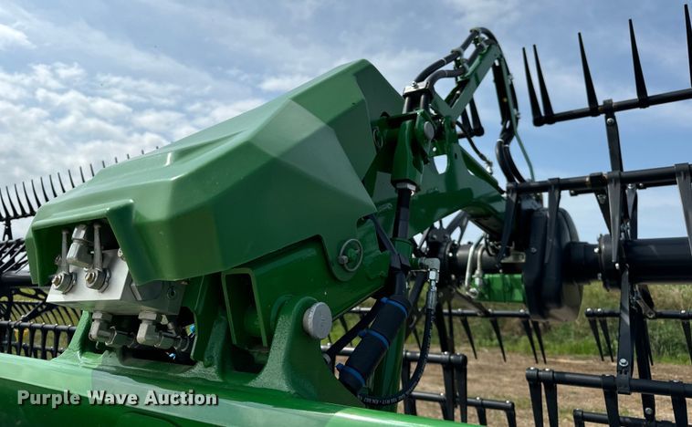 image for item DQ6718 2021 John Deere HD40R hinged draper head