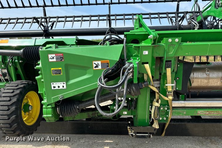 image for item DQ6718 2021 John Deere HD40R hinged draper head