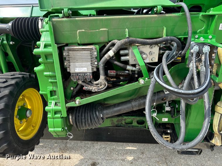 image for item DQ6718 2021 John Deere HD40R hinged draper head