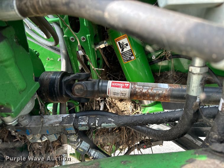 image for item DQ6718 2021 John Deere HD40R hinged draper head