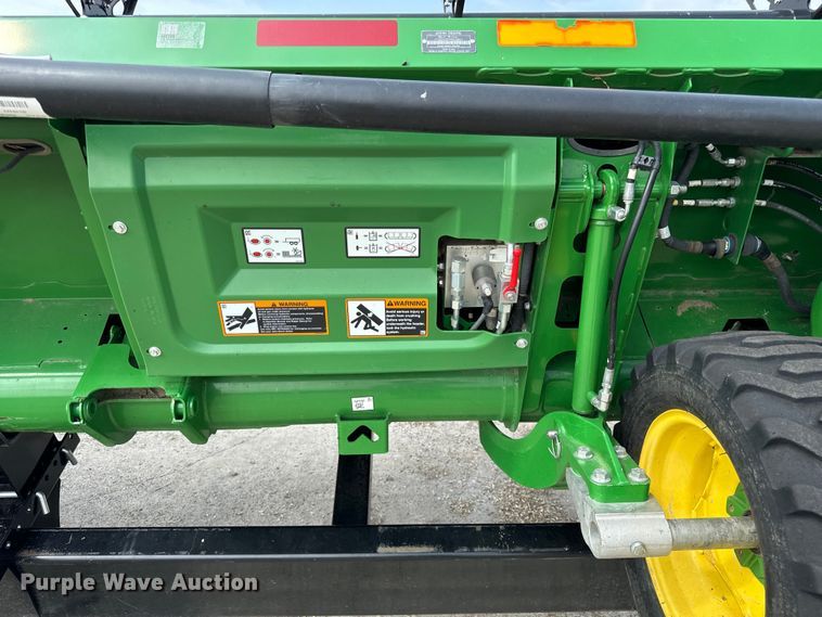 image for item DQ6718 2021 John Deere HD40R hinged draper head