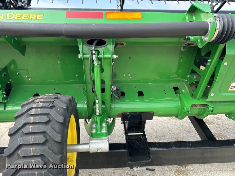 image for item DQ6718 2021 John Deere HD40R hinged draper head