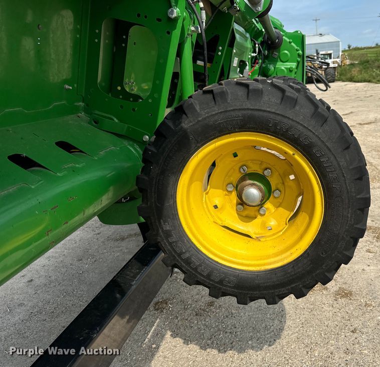 image for item DQ6718 2021 John Deere HD40R hinged draper head